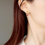 【AAAランク】ガーネットの揺れる一粒ピアス ４ｍｍ