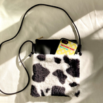 日本製フェイクレザー× ボア生地　ふわふわ　もこもこ外ポケットが便利　ホルスタイン柄の牛さんのスマホショルダー　スマホバッグ　軽量バッグ
