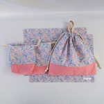 【saki-884様専用】水色花柄/切替サーモンピンク お弁当袋&コップ入れ(巾着袋)&ランチョンマット2枚＆体操服入れ　5点セット