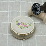 刺繍のアクセサリーケース　（薔薇のティアラ）