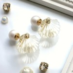 クリアなシェルとパールのピアス