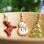 期間限定🎄【選べる・金具/組合せ】（ピアス / イヤリング）アイシングクッキー フェイクフード〈クリスマスツリー/トナカイ/雪だるま〉