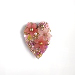 ナローなハート  花咲くピンクのビーズ刺繍ブローチ