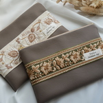 【在庫限り・残り1点】インド刺繍リボン / 通帳ポーチ お札も入る ファスナーポーチ 仕切り付 【 ピンクベージュ 】