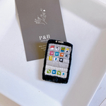【新作】iPhone 刺繍ブローチ