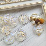Sale！40個★オーロラホワイト　アンティーク風アクリルコインビーズ　お花柄