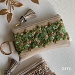 new✨インド刺繍リボンポーチ ベージュグリーン🌿カードケース💳 フェイクレザー カラビナポーチ　クリスマスプレゼント 贈り物に♡
