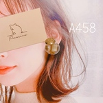A458…小ぶりイヤーカフ　ゴールドボタン　ハンドメイド