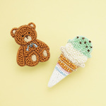 【年末年始ハッピーバッグ】ビーズ刺繍のテディベア&アイスクリームのブローチ2点セット　ビーズ刺繍ブローチ　くま　チョコミントアイス