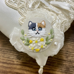 刺繍ブローチorヘアゴム✳︎カモミールのリースと猫ちゃん