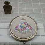 刺繍のコンパクトミラー　（お花のドレス）