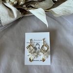  【ﾋﾟｱｽ/ｲﾔﾘﾝｸﾞ】2連スクエア×白花