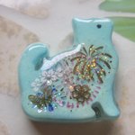 ◇1084　ラムネ色　🎆夏空の花火・子猫のブローチ🐈