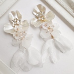 大ぶりホワイトフラワー＊花びら＆シフォンピアス
