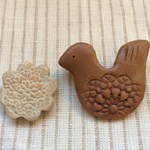 陶器  鳥の花印  花レースのブローチ2個set