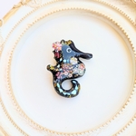 和柄のタツノオトシゴブローチ