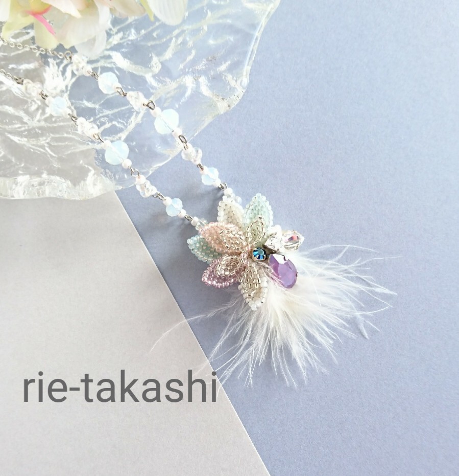 ラスト1点❣️フォーマルに✨月下美人  ビジュー煌めくビーズステッチの花と虹色オーストリッチのネックレス   パープル 　卒業式　入学式