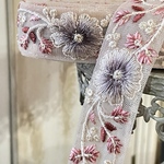 ☆[実物のお色味と違う場合があります] インド刺繍リボン　花　インド刺繍　スパンコール　刺繍リボン　リボン　りぼん　※10月8日よりゆうパケットにて発送