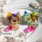 【美auraブローチ】ネコちゃん／ビオラ／猫／花／ドライフラワー／押し花／カラフル／蝶々／ビーズ／ガラスチャーム／大ぶり／ブローチ
