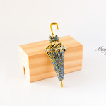 『青い宝石の傘ブローチ』