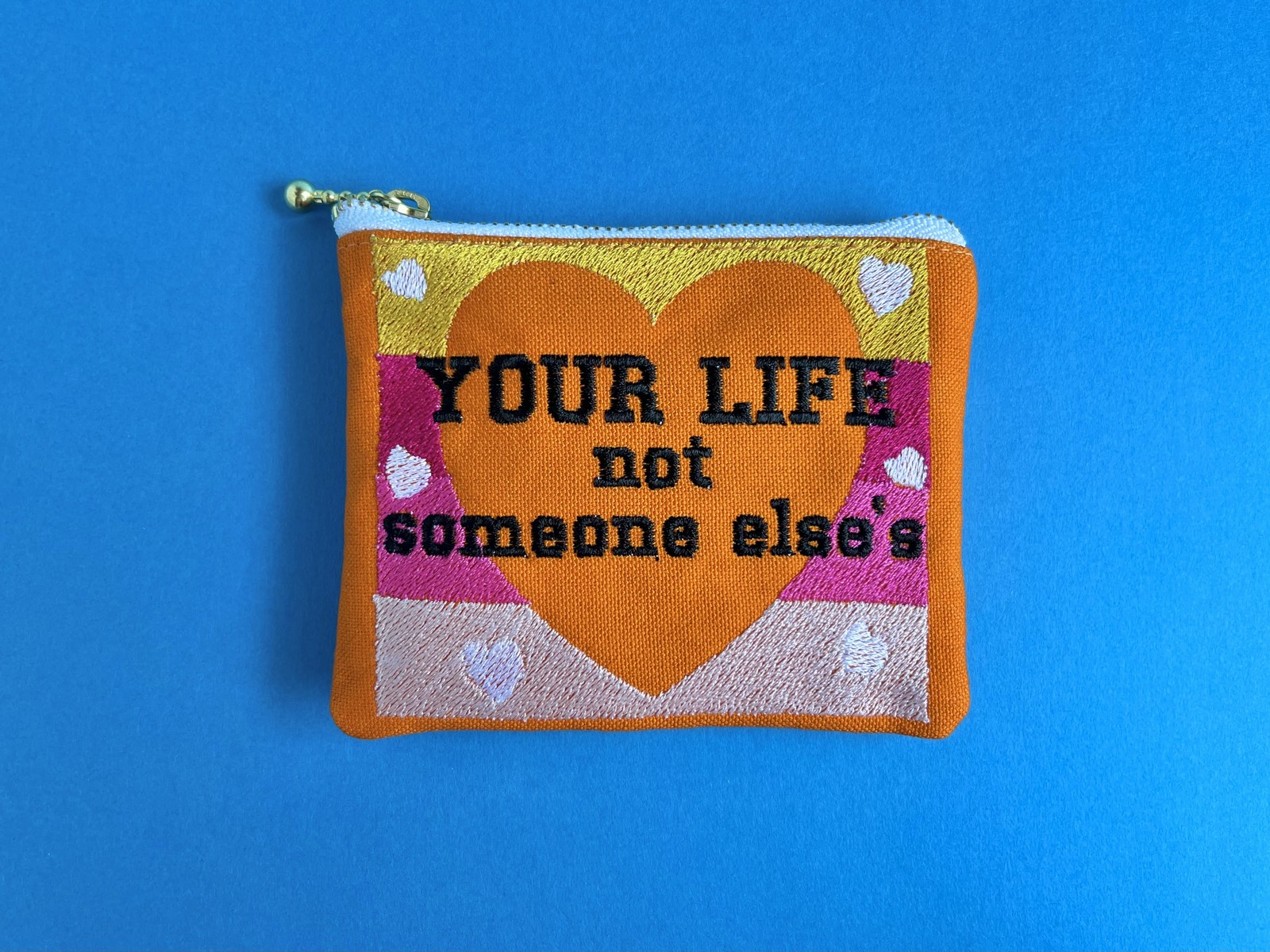 ハート刺繍のミニフラットポーチ Orange ver. - POWER OF WORDS