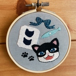 にゃんピン刺繍枠壁飾り(ハチワレ)