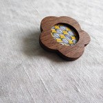 ☆送料無料☆[再販] お花ブローチB   (ウォールナット＊ 黄)