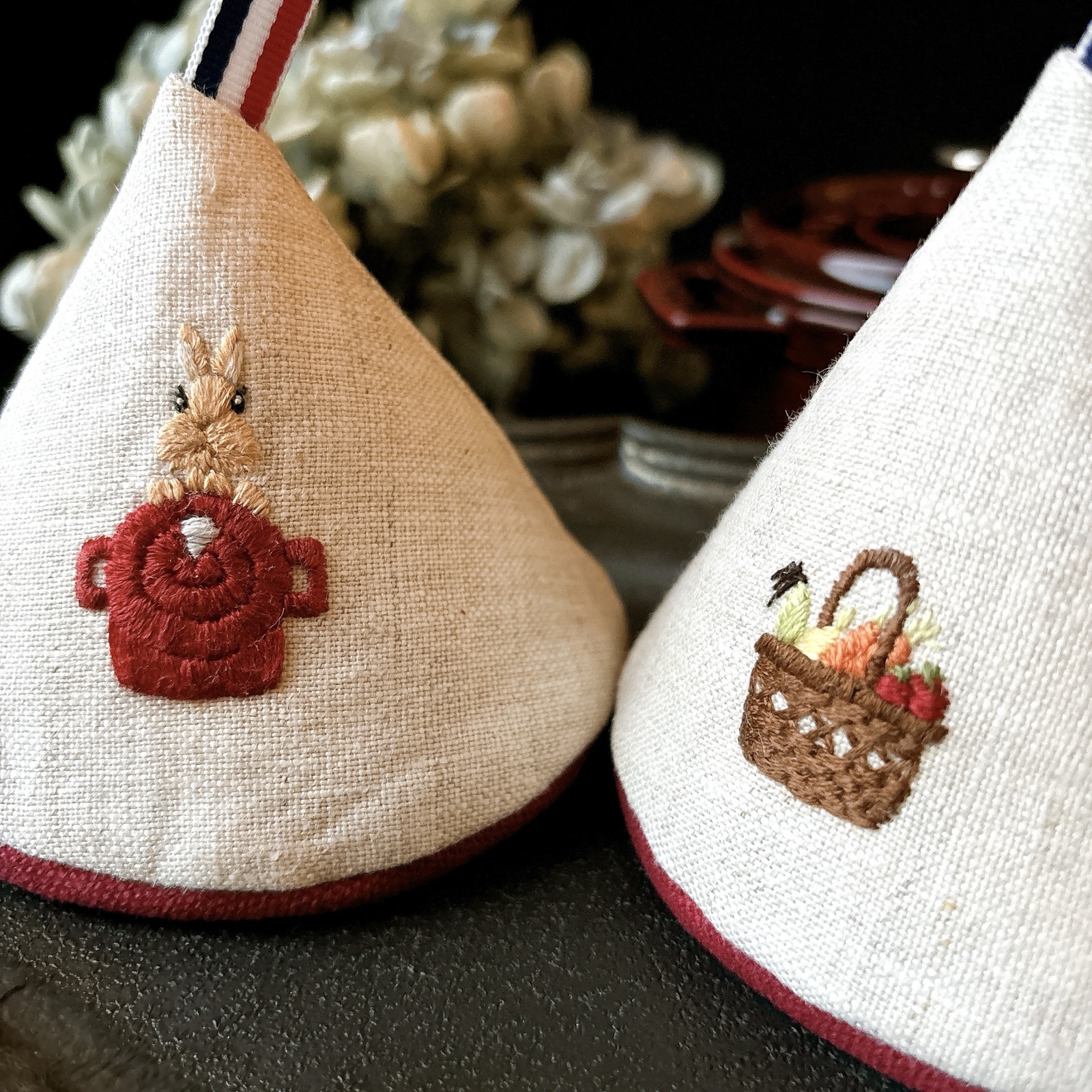 ストウブ 三角鍋つかみ 2個セット STAUB キッチンミトン 刺繍 三角