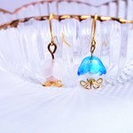 小さなクラゲのピアス
