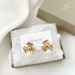 シャンパンゴールドフラワーと淡水パールのピアス・イヤリング／冬ピアス・冬イヤリング