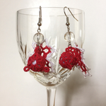 タティングレースの金魚ピアス（赤・目玉無し・尻尾大白入）