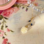 ベージュ色の薔薇バラ&枝葉のネックレス～ローズ ゴールド クリスマス 青 ブルー 大ぶり 大きめ ロング 白