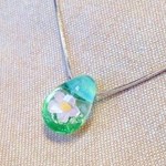 La.suwagee 手作りトンボ玉 桜一輪ライトグリーン(a) チェーン付