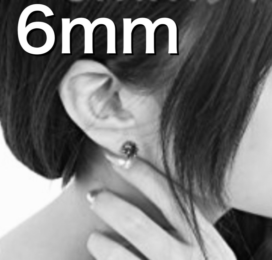 スワロフスキー・クリスタル®︎ マジェスティックグリーン ピアス 6mm
