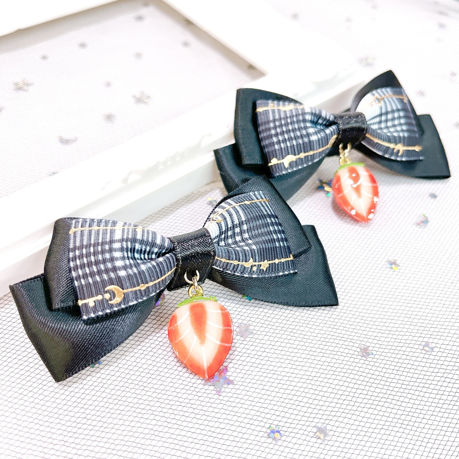 どちらかコメントお願いします！ハンドメイド♡チェックリボンポニークリップ いちご＆チェックリボン♡ヘアクリップ※ブラック(左右2個セット