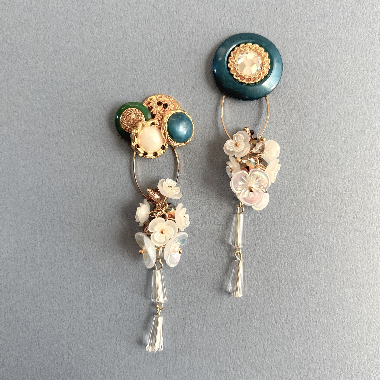602☺︎アシンメトリー ボタン × レトロフラワー ☆ ピアス 