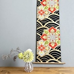 帯のタペストリー　金色の青海波と菊花　着物リメイク インテリア　掛け軸 　Kimono Tapestry Kakejiku  ギフト　正月飾り　縁起物　古民家　和モダン　壁飾り　日本　日本のお土産