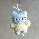 ねこ[ブルー］セーター付　あみぐるみキーホルダー　かぎ針編み