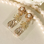 薔薇×リボン×ツボミ/ピンクベージュと人工ダイヤモンドの蕾/イヤリング,ピアス/小ぶりでも存在感のある上品なアクセサリー
