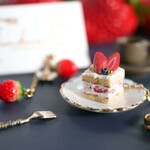 1/8(月)販売開始【ピアス/イヤリング】苺のショートケーキ