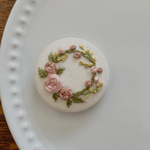 刺繍くるみボタン（ヘアゴム/ブローチ）
