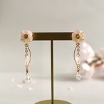 春を呼ぶあけぼのの桜とビジュー揺れるピアス/イヤリング