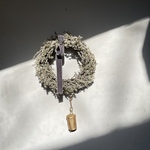 雪のようなWhite wreath⛄️アイアンベル付き🔔グレーリボン🩶モノトーンリース