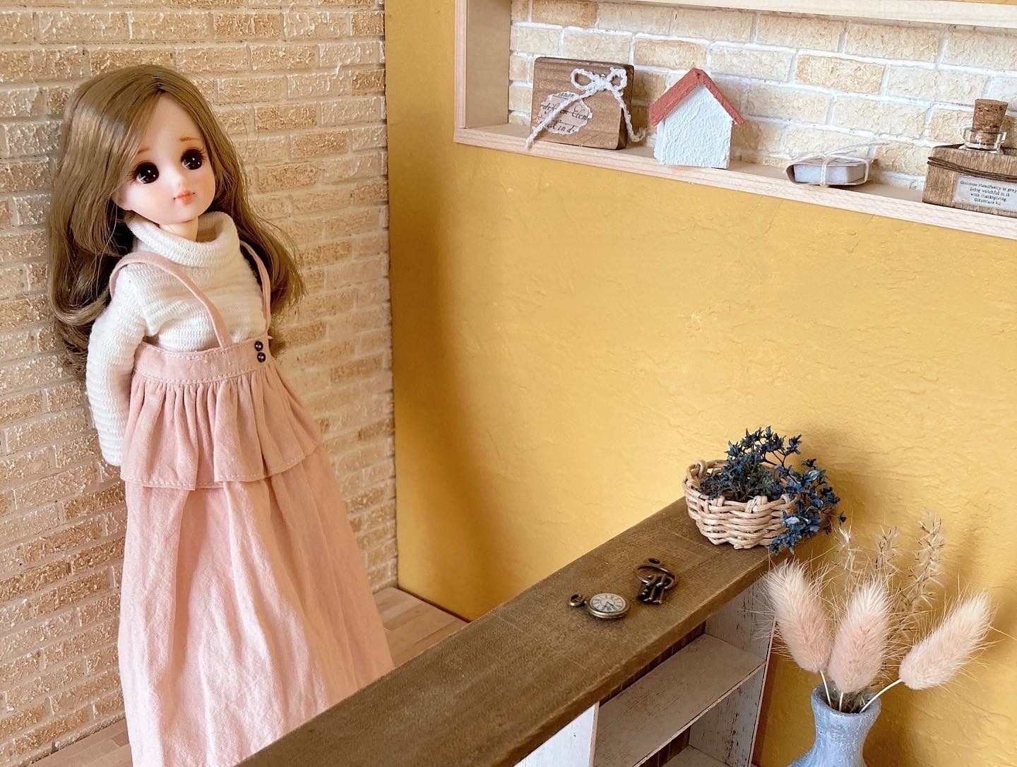 スミレ柄の背景ボード　ブライス・リカちゃん等用ドールハウス　ホワイト塗り壁 スミレ柄の背景ボード ブライス・リカちゃん等用ドールハウス ホワイト