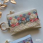new✨インド刺繍リボンポーチ ブルーフラワー🌿薄いベージュ✨カードケース💳 フェイクレザー カラビナポーチ　贈り物♡ご自分へのご褒美に♡