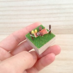 ［ミニチュア］ナマケモノ用のハンモック。ヒヨコもぴょこぴょこ。