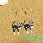 はちわれニャンコのゆらゆらピアス