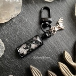 🦇吉兆🦇〖銀箔入&蝙蝠チャーム〗🐍𝐁𝐚𝐬𝐢𝐥𝐢𝐬𝐤【バジリスク】-𝐌𝐢𝐝𝐧𝐢𝐠𝐡𝐭-[𝐬𝐢𝐥𝐯𝐞𝐫𝐲 𝐰𝐡𝐢𝐭𝐞]/白蛇の脱皮殻を封入したアクセサリー/KakeraPlants