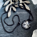 〖再販〗🐍𝐁𝐚𝐬𝐢𝐥𝐢𝐬𝐤【バジリスク】-𝐃𝐚𝐫𝐤𝐧𝐞𝐬𝐬- ネックレス/python shedding scales necklace/白蛇の脱皮殻を封入したアクセサリー/KakeraPlants