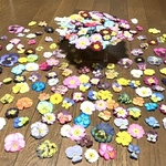 100枚で890円‼️macoronが作った彩りビオラとふんわりプリムラの山盛り100冠‼️